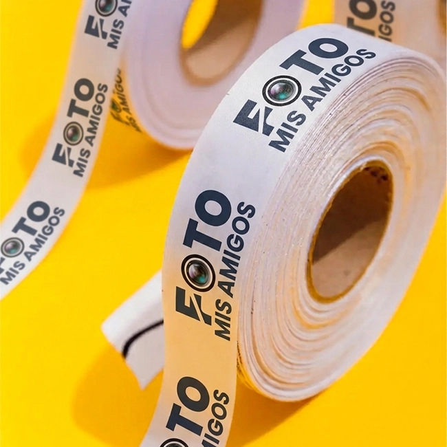 Cinta satin personalizada con logo impreso mediante sublimación sobre material satinado blanco para empaques y branding corporativo.