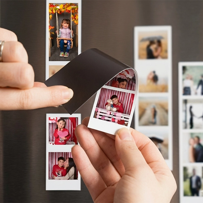 Foto imán personalizada con fotografías impresas en acabado mate colocada sobre una superficie metálica decorativa