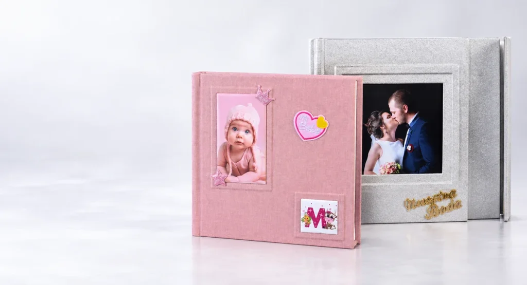 Photobooks personalizados con portada infantil rosada y portada de boda plateada.